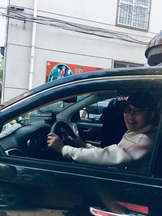 58歲的她，自駕房車旅居，一人兩犬，活成了自己喜歡的樣子